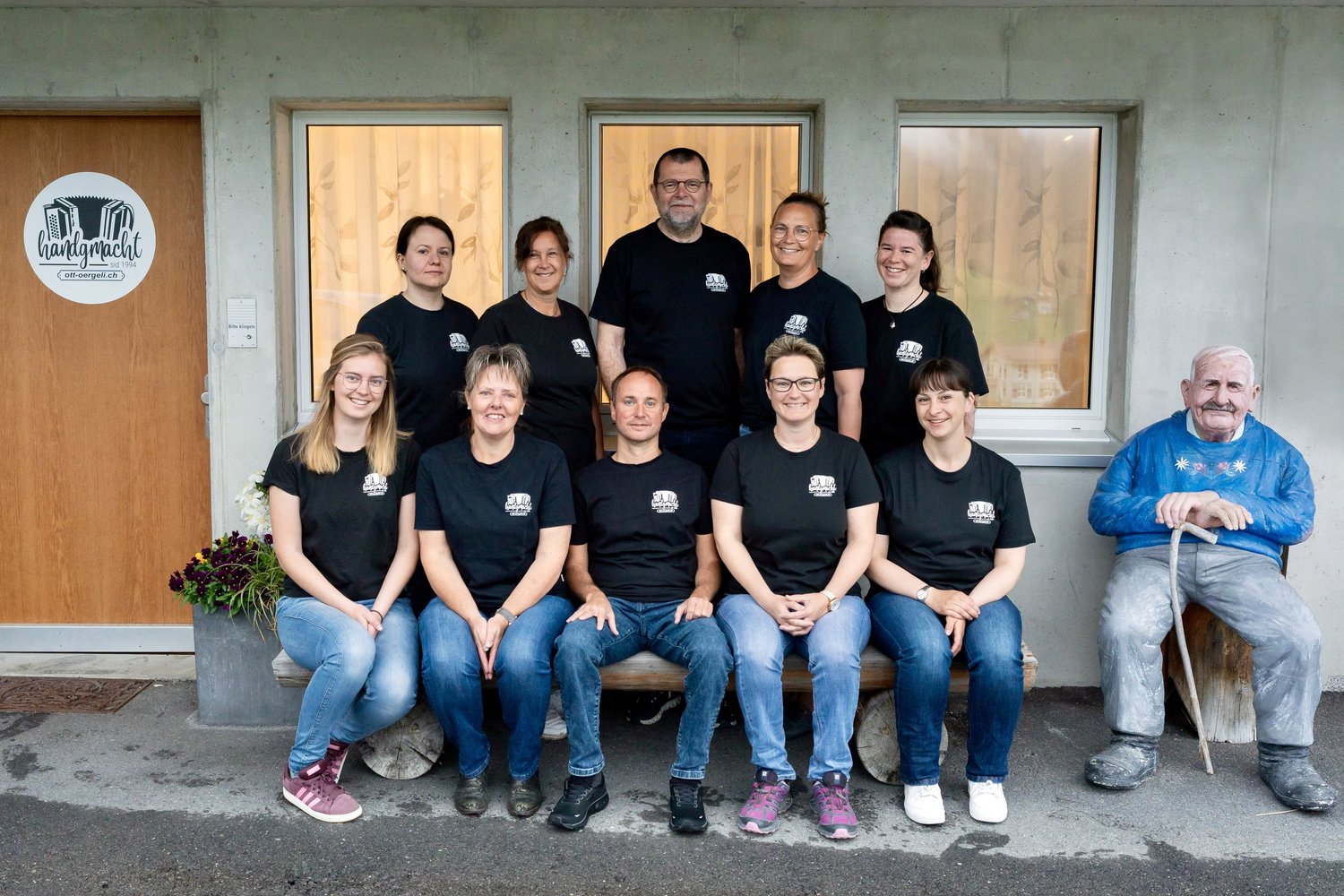 Das ott-oergeli Team vor der Werkstatt
